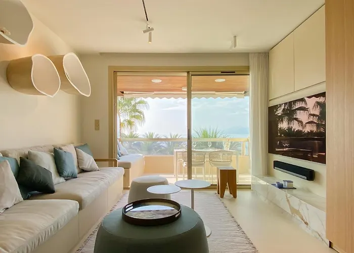 Blvd De La Croisette 82a, Cannes, La Reale
